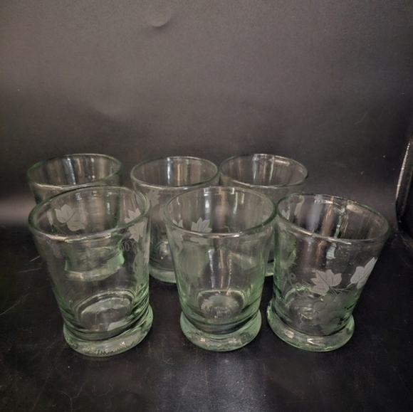 Vintage handblown wine glasses with a grape‎ design - Picture 5 of 7